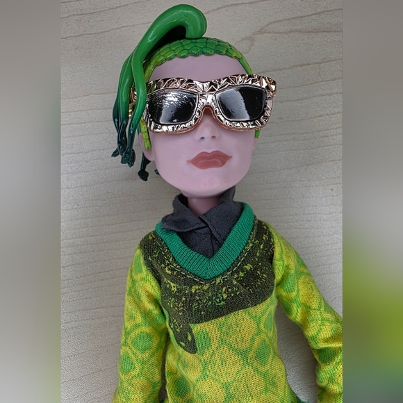 Monster High Duece Gorgon Doll 2008 - Picture 2 of 11